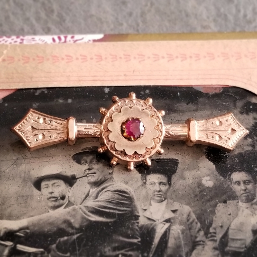 Antique bar pin Victorian gold tone Etruscan brooch 1800s red pink gem - Picture 2 of 13